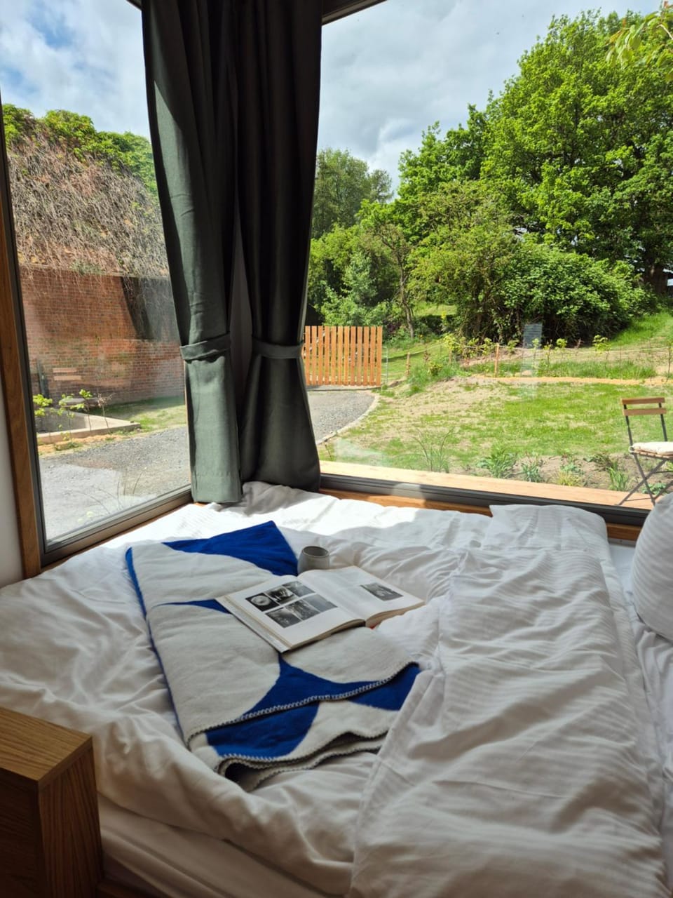 Photo of the whole room, Bedroom, Garden view