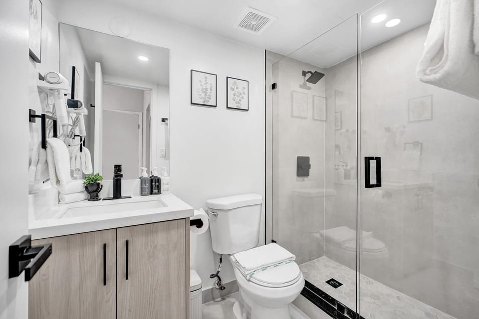 Shower, Toilet, Bathroom, towels