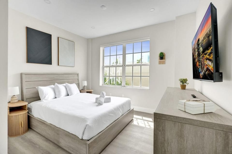 Bed, TV and multimedia, Photo of the whole room, Bedroom