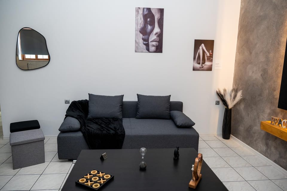 TV and multimedia, Living room, Seating area, Dining area, internet