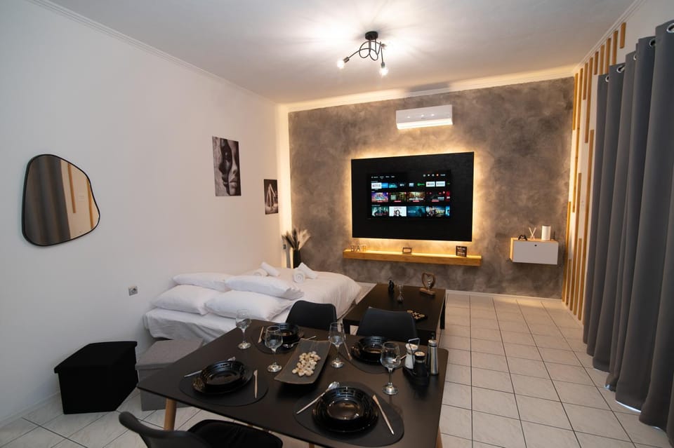 Bed, TV and multimedia, Living room, Seating area, Dining area