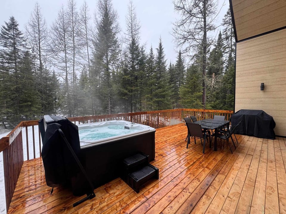 La Madeleine - Comfort & Elegance in the Forest - Spa & Office Chalet in Quebec