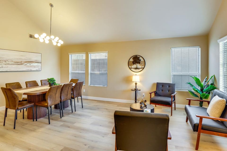 Remote Work Ready! Las Vegas Extended Retreat House in Silverado Ranch