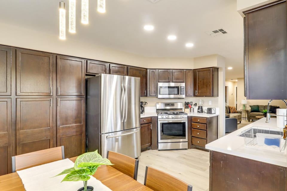 Remote Work Ready! Las Vegas Extended Retreat House in Silverado Ranch