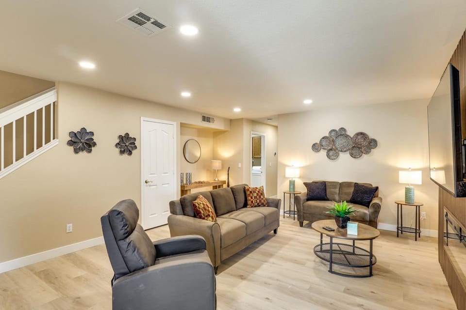 Remote Work Ready! Las Vegas Extended Retreat House in Silverado Ranch