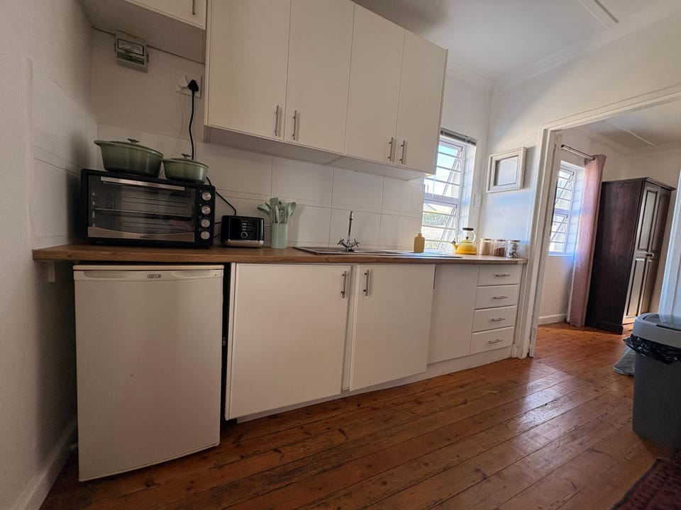 Coffee/tea facilities, Kitchen or kitchenette, oven, stove