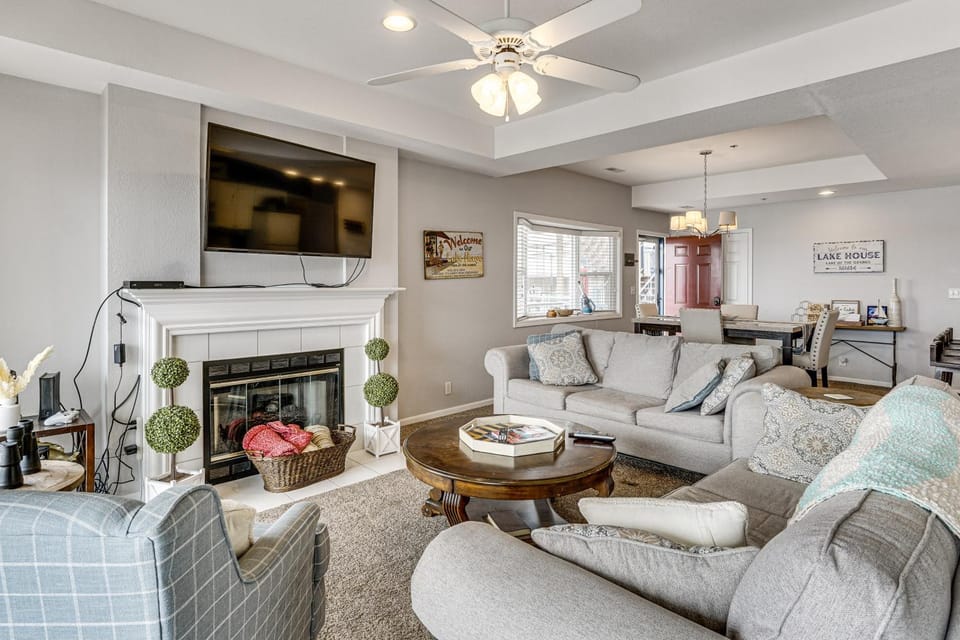 Pool Access! Lake Ozark Getaway w/ Balcony House in Lake of the Ozarks