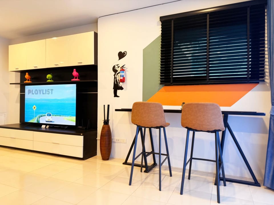Communal lounge/ TV room, Living room, Seating area