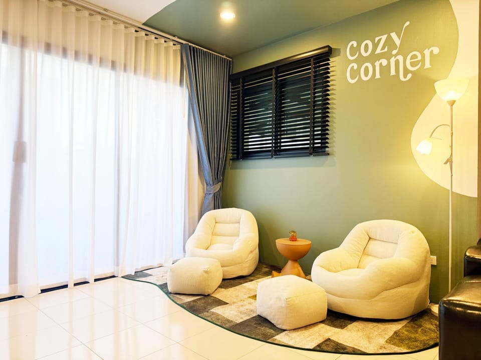 Communal lounge/ TV room, Living room, Seating area