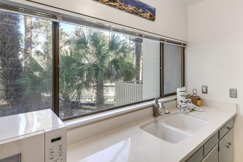 Walk to Beach: Hilton Head Escape w/ Pool Access! House in South Forest Beach