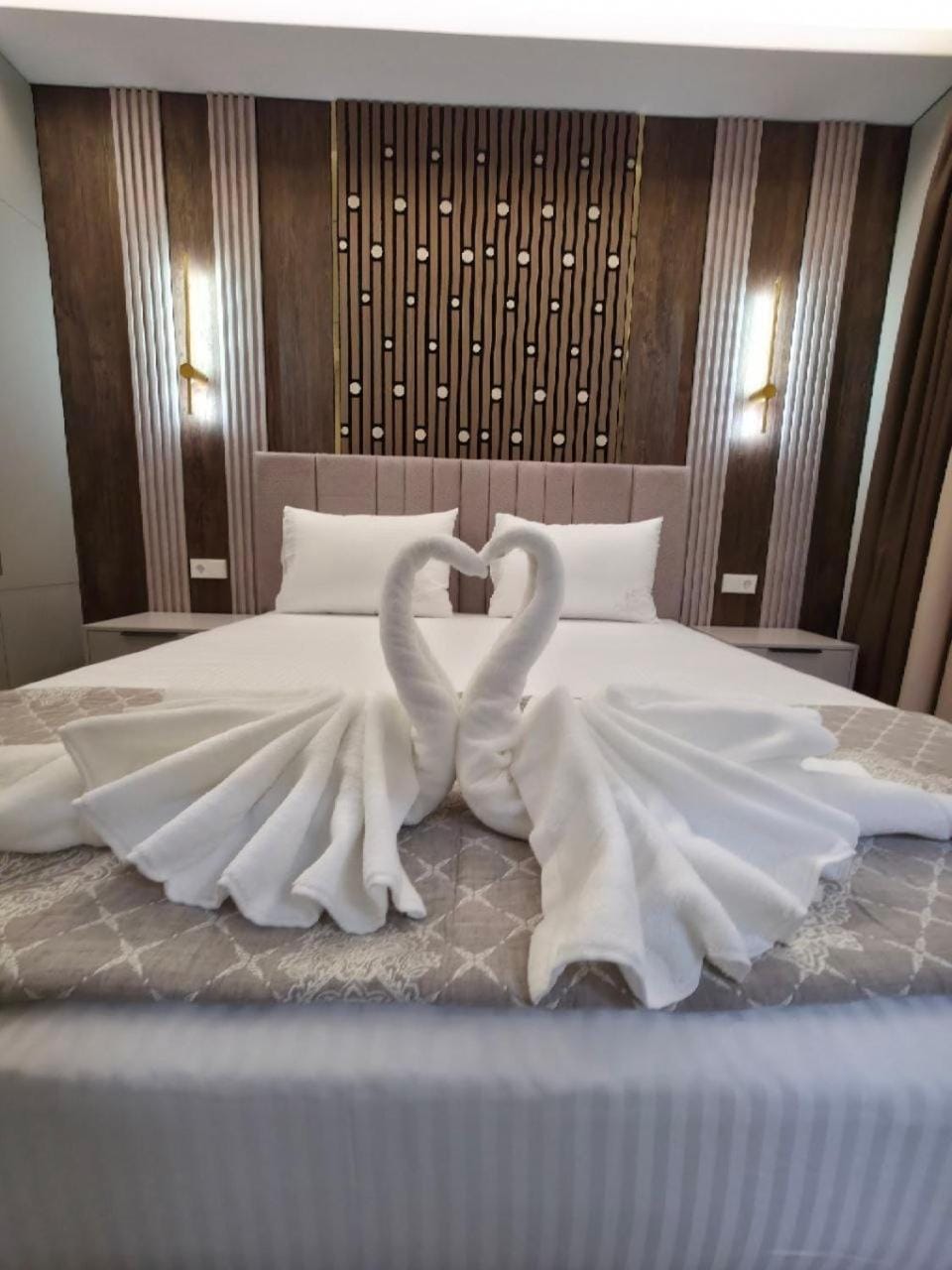 Bed, Bedroom, towels