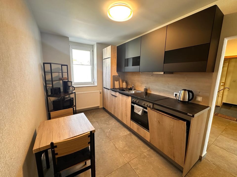 Coffee/tea facilities, Kitchen or kitchenette, Dining area, oven, stove, toaster