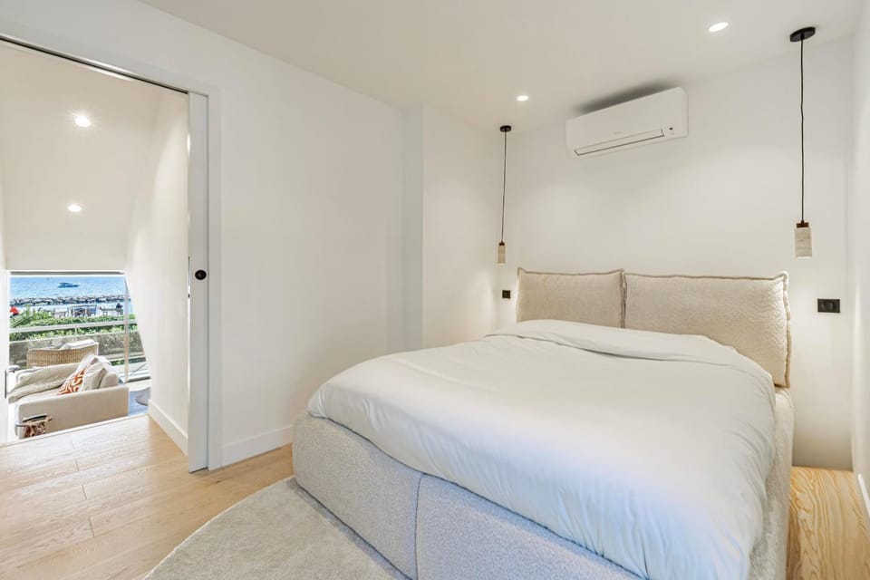 Bed, Photo of the whole room, Bedroom, air conditioner