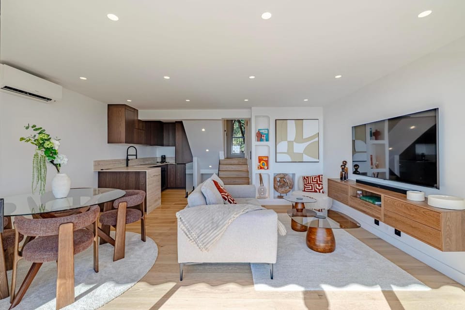 TV and multimedia, Kitchen or kitchenette, Living room, Seating area, Dining area, oven, stove
