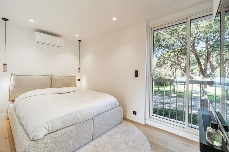 Bed, Photo of the whole room, Bedroom, towels, air conditioner