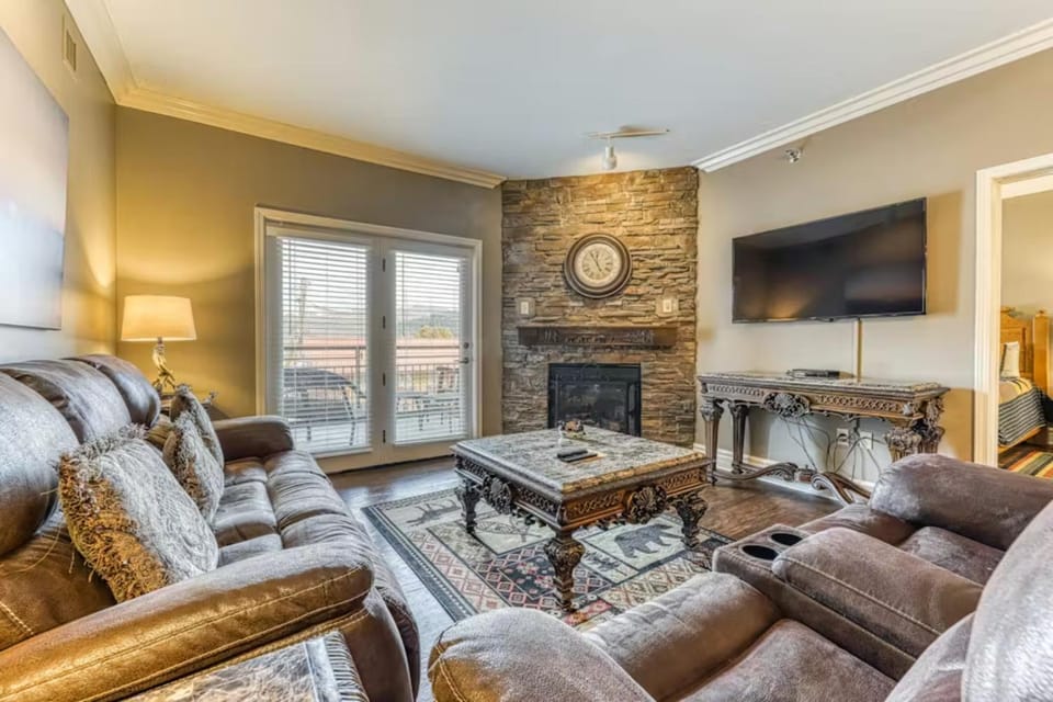 Day, TV and multimedia, Living room, Seating area, fireplace, furniture