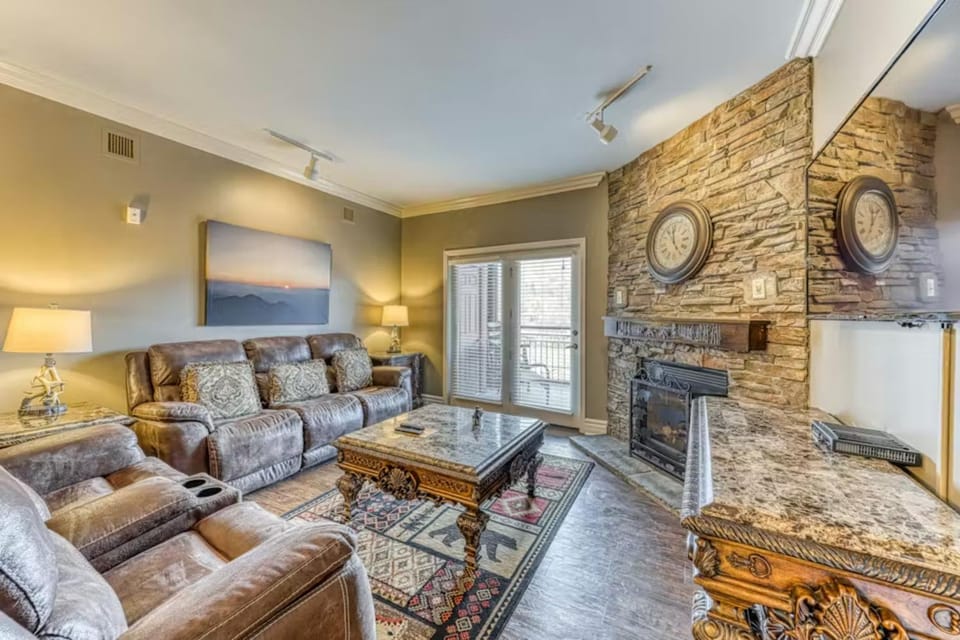 Day, TV and multimedia, Living room, Seating area, fireplace, furniture