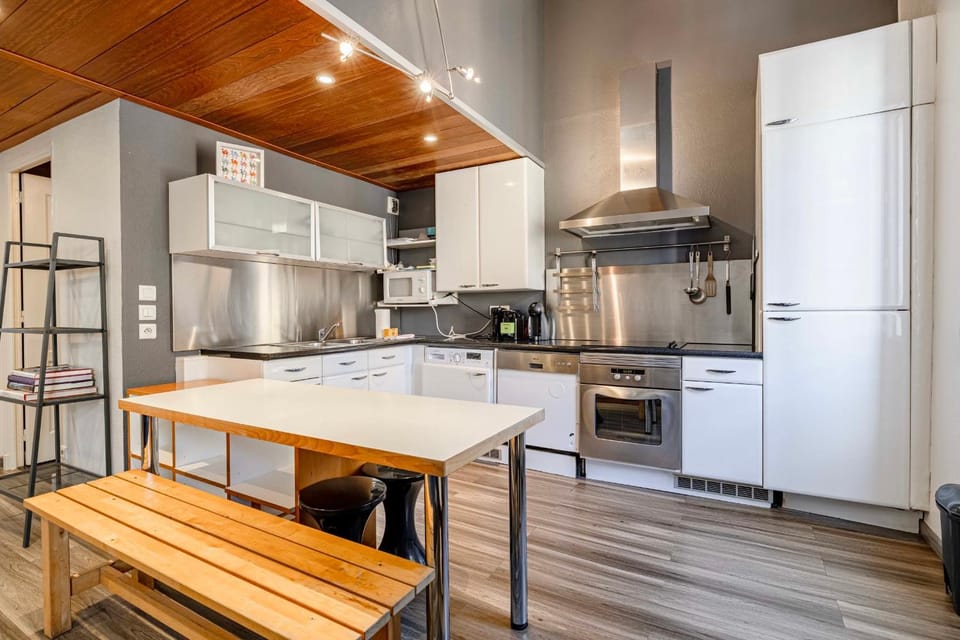 Kitchen or kitchenette, Dining area, dishwasher, oven, stove, toaster, washing machine
