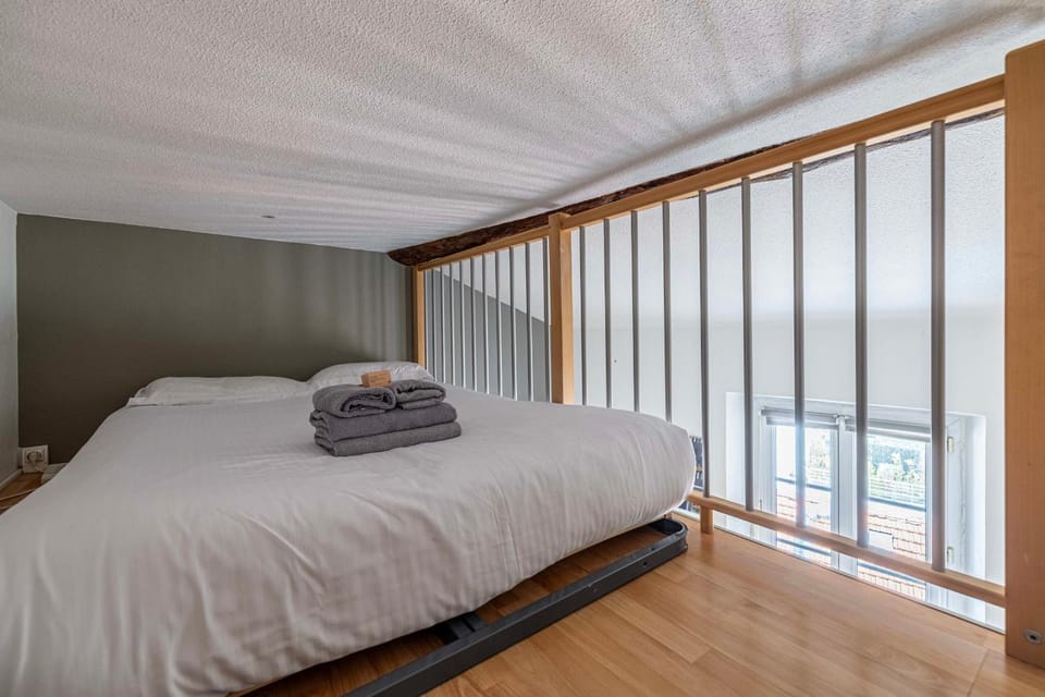 Bed, Photo of the whole room, Bedroom, towels