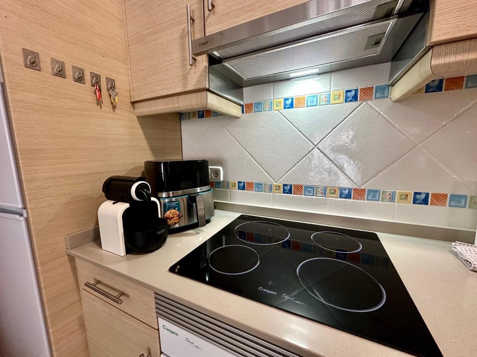 Coffee/tea facilities, stove, kitchen