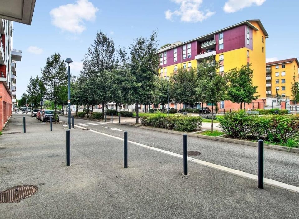 Quiet apartment with private parking, close subway Apartment in Toulouse