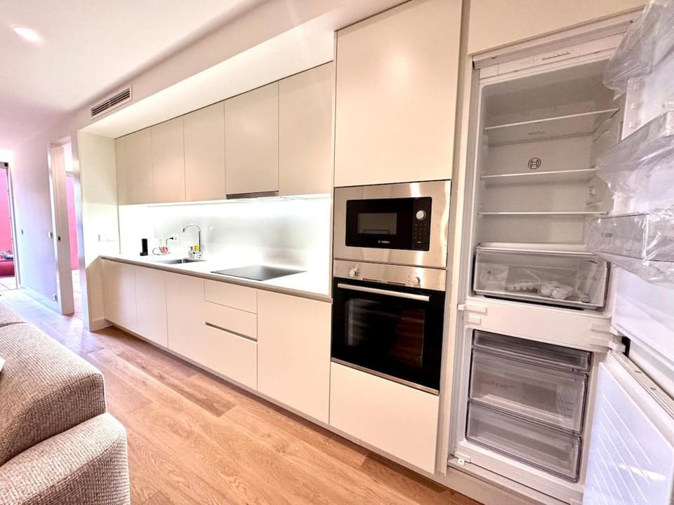 Modern & Bright Apartment 5 Min Walk to Matosinhos Beach Apartment in Matosinhos