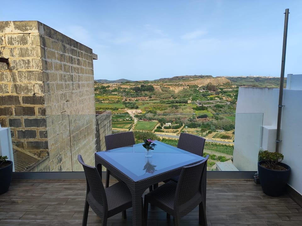 Ta' Frangisku - modern apartment overlooking valley with distant seaview Apartment in Malta