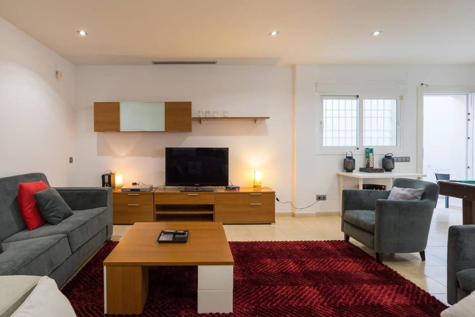 TV and multimedia, Living room, Seating area, Evening entertainment
