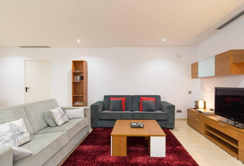 TV and multimedia, Living room, Seating area, Evening entertainment