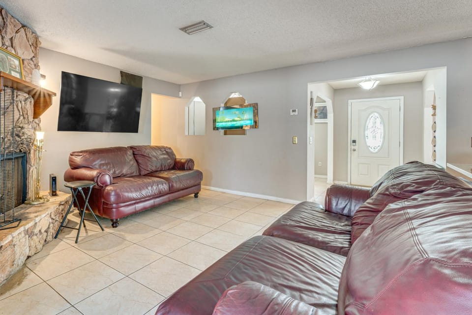 Theme Park Base! Suburban Home 14 Mi to Universal House in Orlando