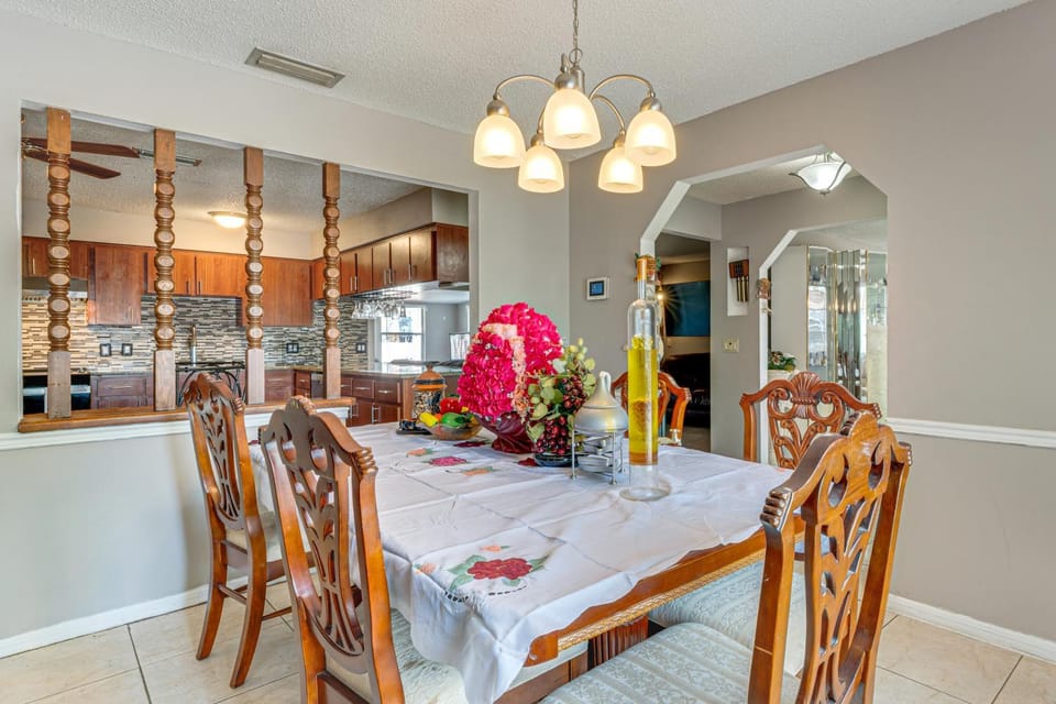 Theme Park Base! Suburban Home 14 Mi to Universal House in Orlando