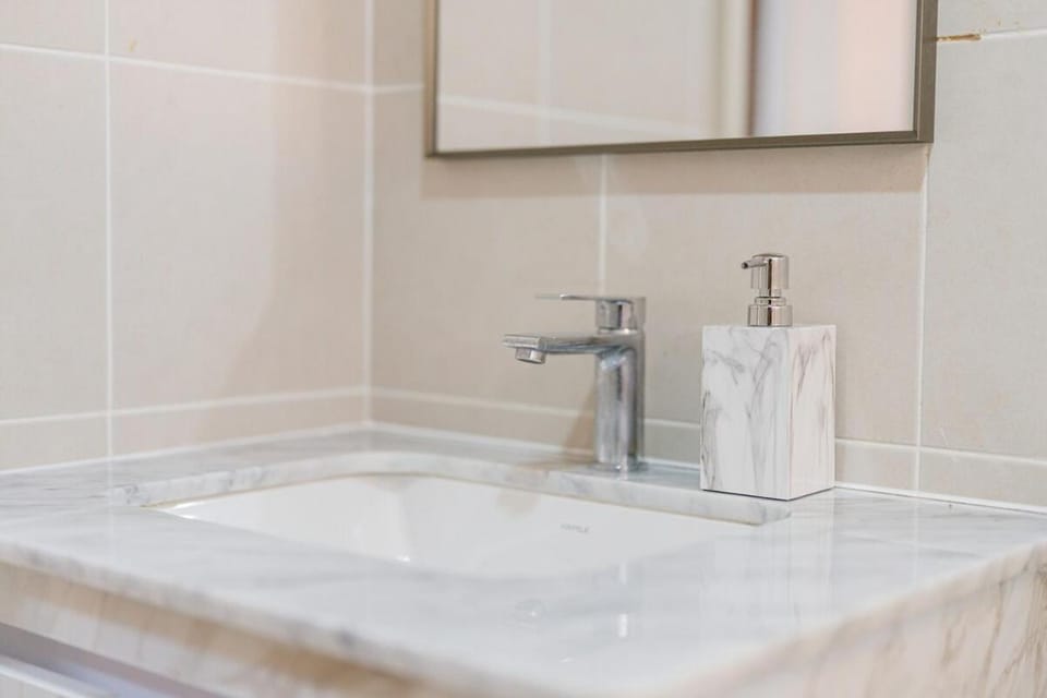 Spacious 1BR in Old town with Workspace Pool Gym Wi-Fi Apartment in Wichit