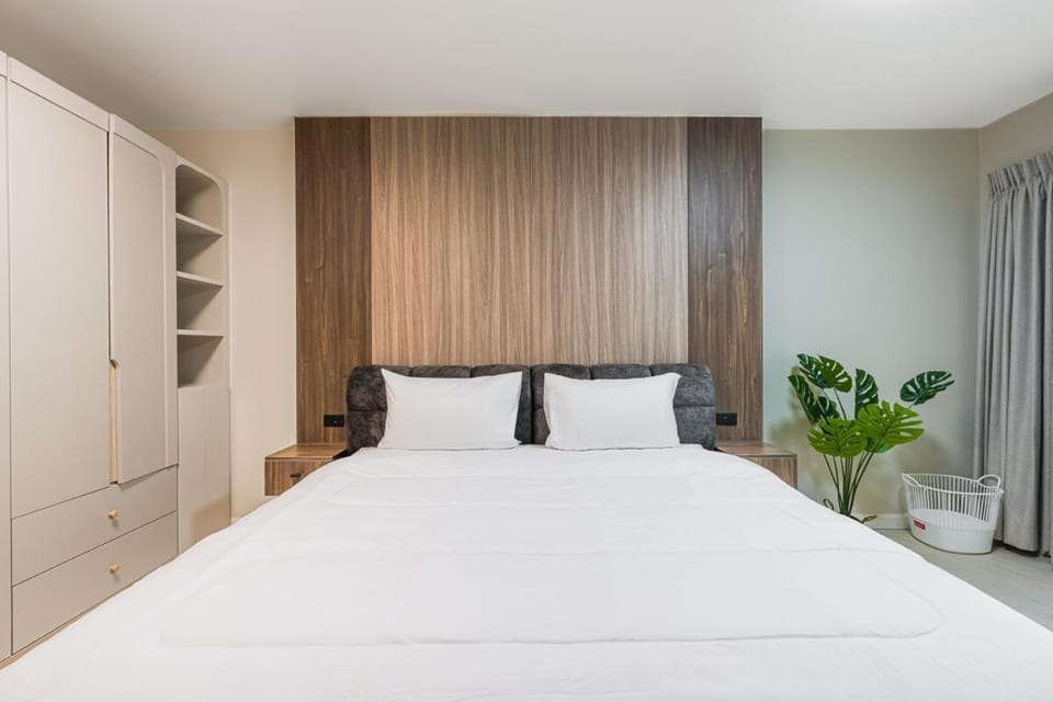 Spacious 1BR in Old town with Workspace Pool Gym Wi-Fi Apartment in Wichit