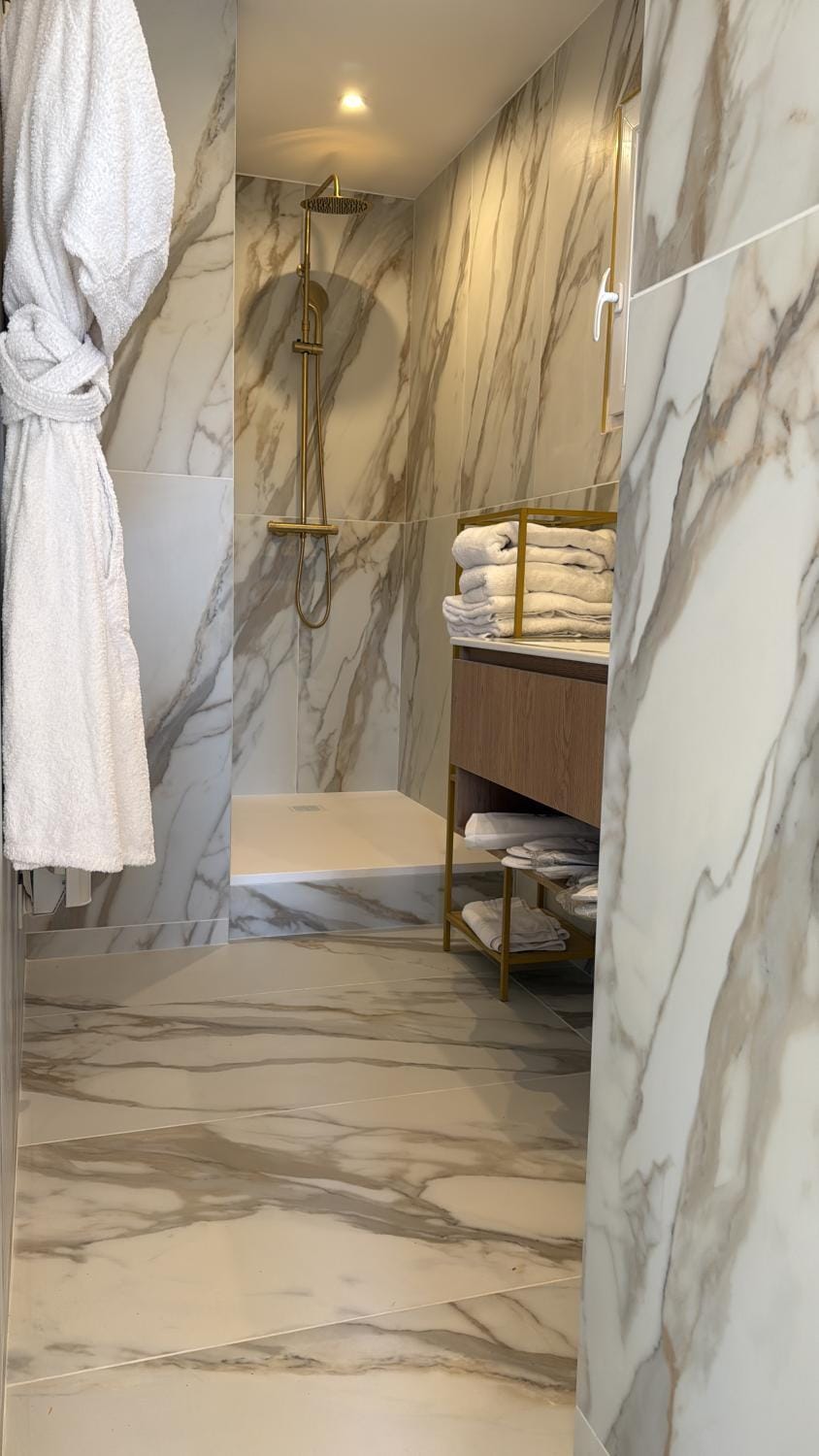 Shower, Bathroom, towels