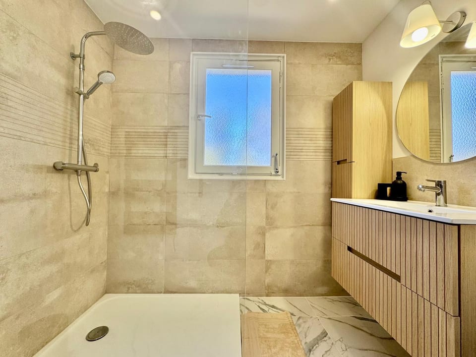King Size 180x200 - Air Conditioning - Modern Apartment in Gréoux-les-Bains