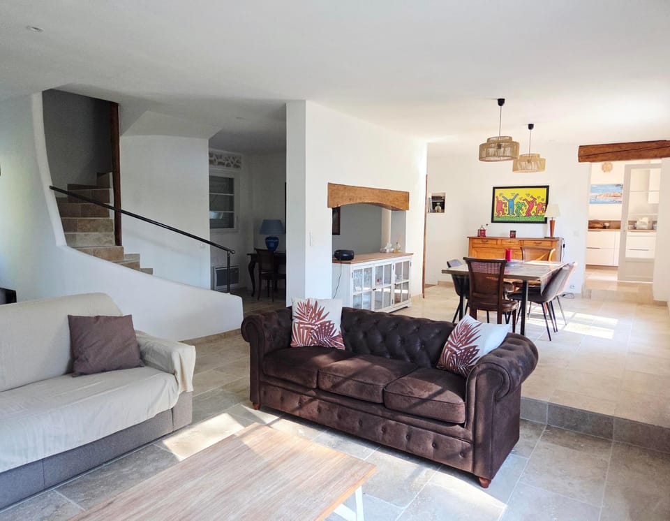 Communal lounge/ TV room, Living room, Seating area, Dining area, Evening entertainment