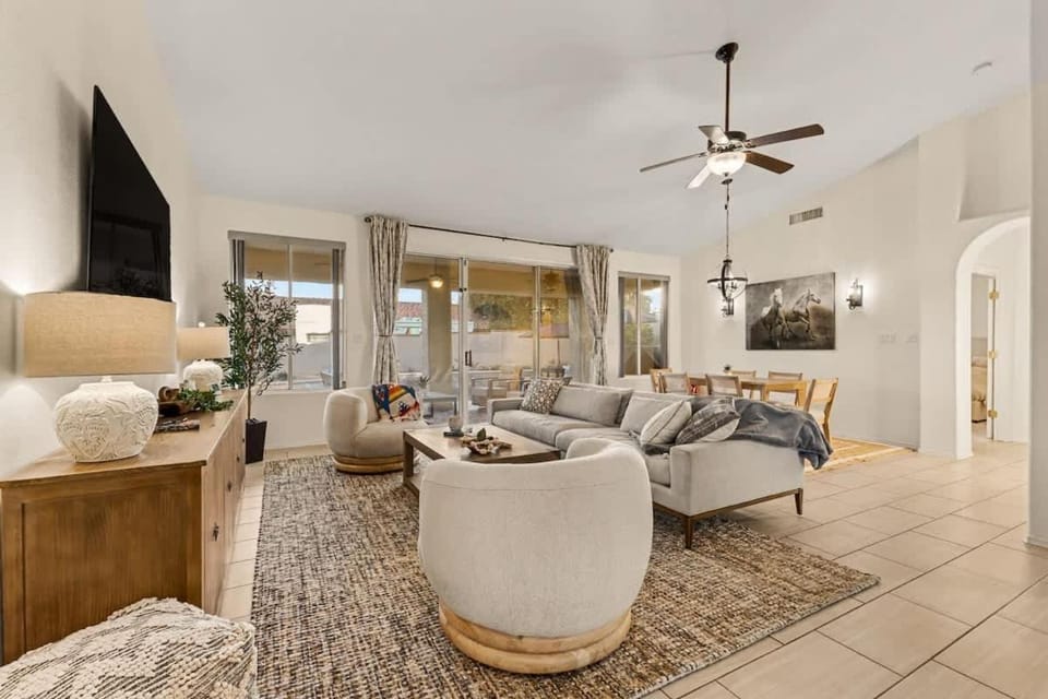 3BR Hilltop Oasis with Pool Hot Tub & Mountain Views House in Fountain Hills