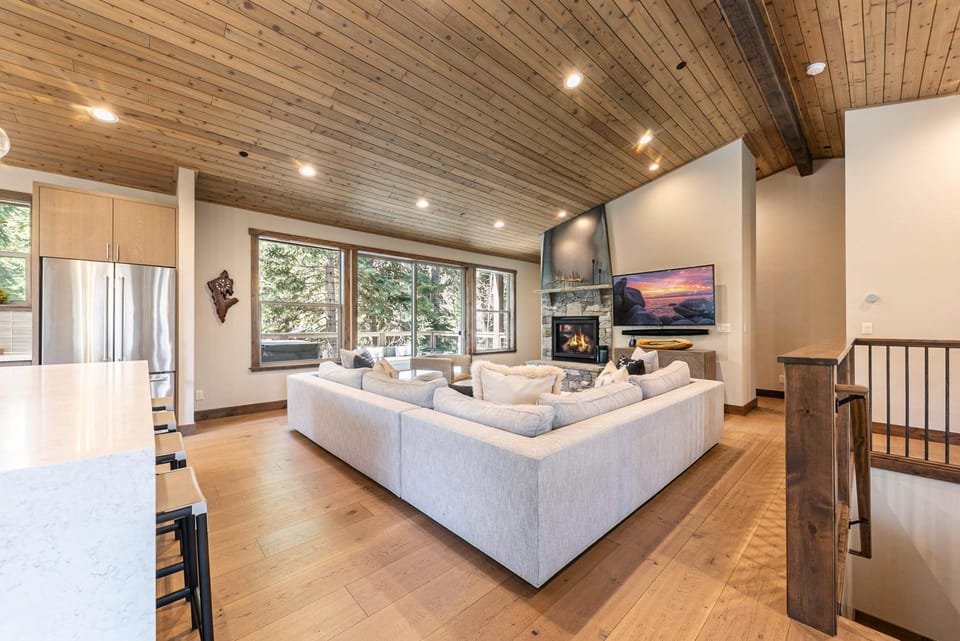 The Lodge on The West Shore by Tahoe Getaways - Pet Friendly 5BR w Private Hot Tub and Enclosed Yard House in Tahoe City