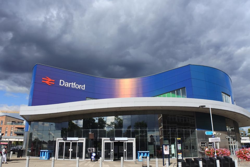 A bright step-free 2 bed 2 bath apartment with a sunrise balcony in Dartford Perfect for contractors, corporate workers, and families, it offers fast WiFi, free parking rapid access to M25 and Dartford Crossing Apartment in Dartford