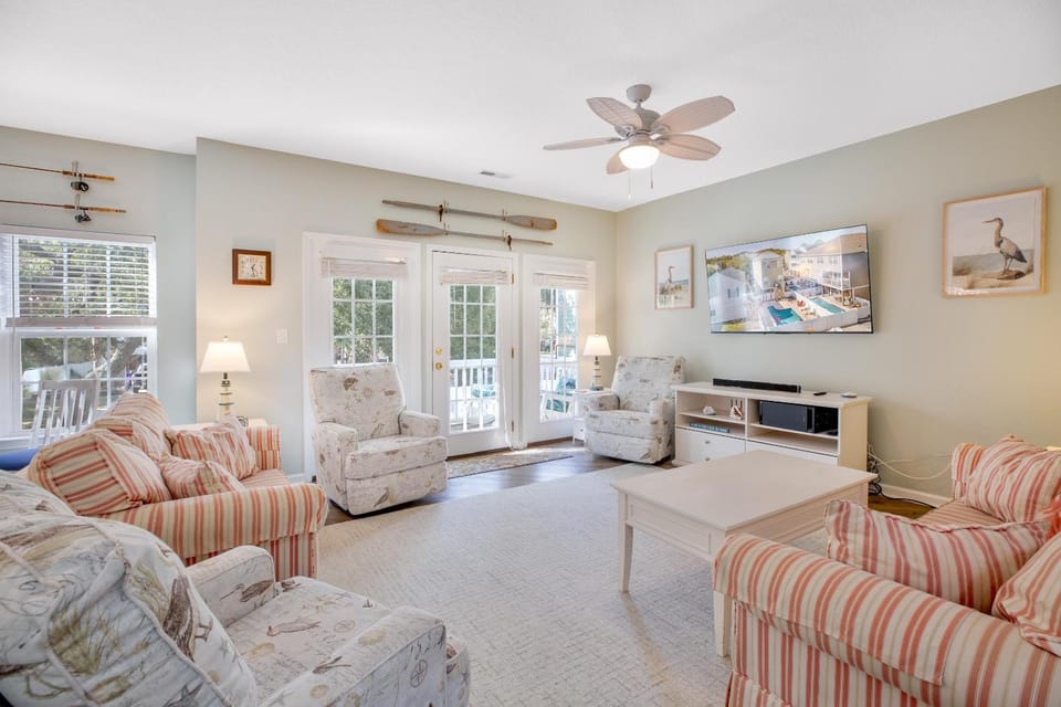 TV and multimedia, Living room, Seating area, Evening entertainment