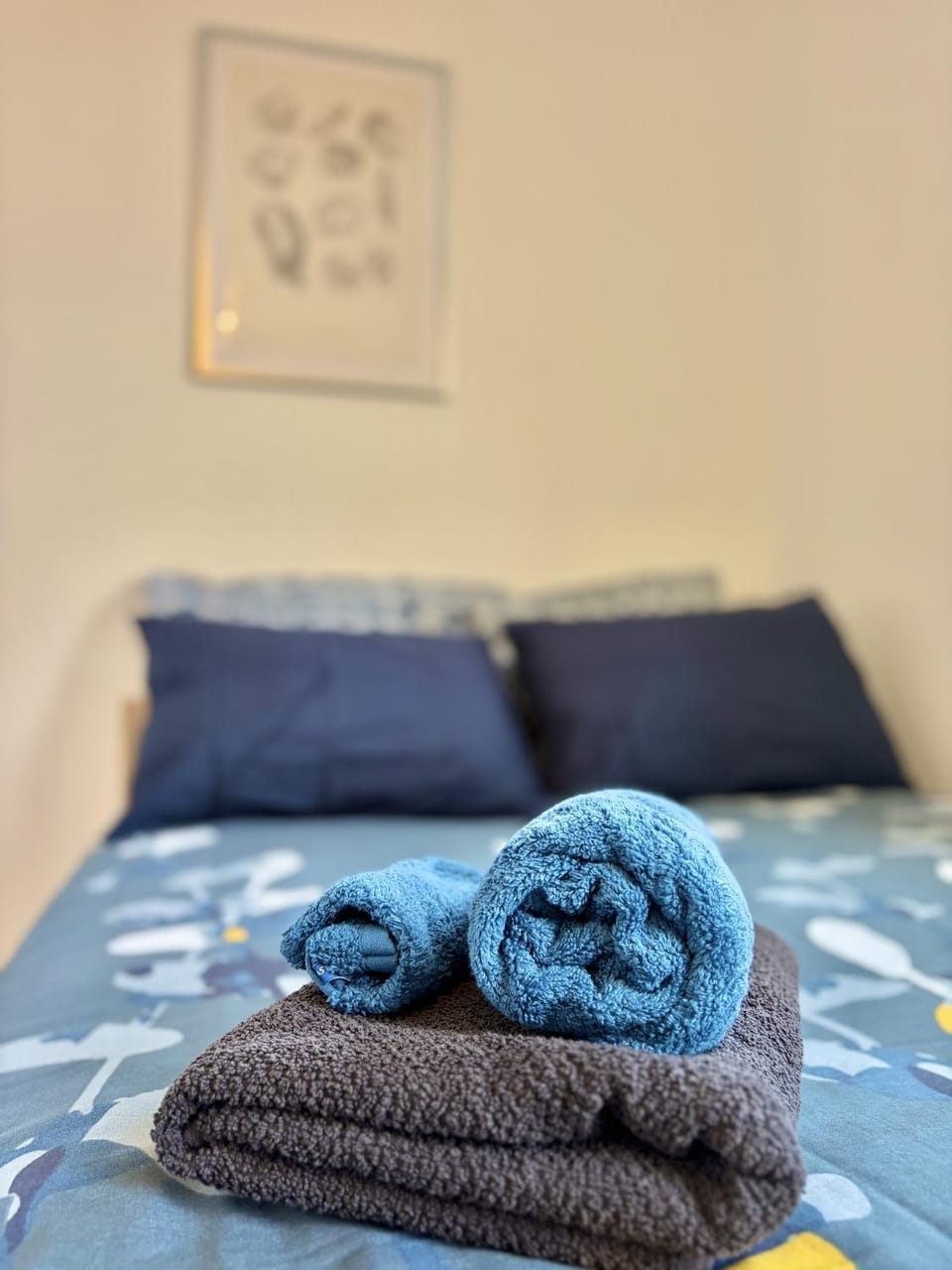 Bed, Photo of the whole room, Bedroom, towels