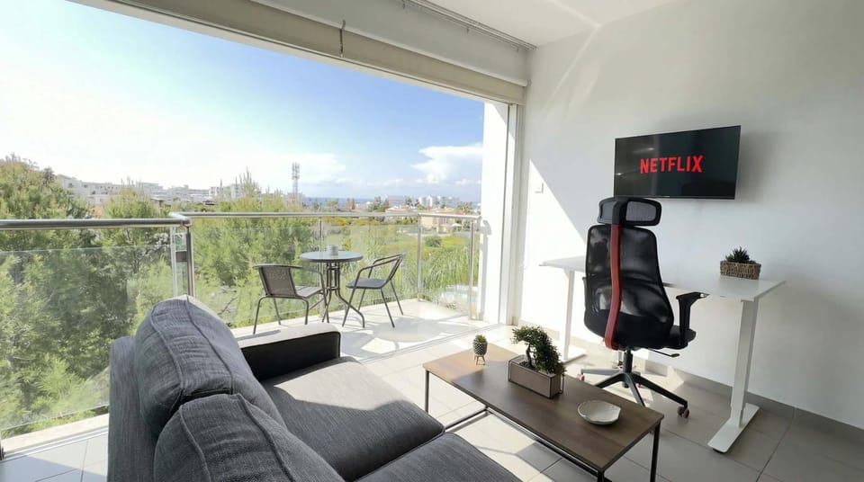 Communal lounge/ TV room, Day, TV and multimedia, View (from property/room), Balcony/Terrace, Living room, Seating area, Evening entertainment