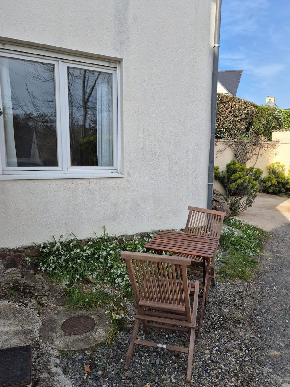 Property building, Garden, Dining area