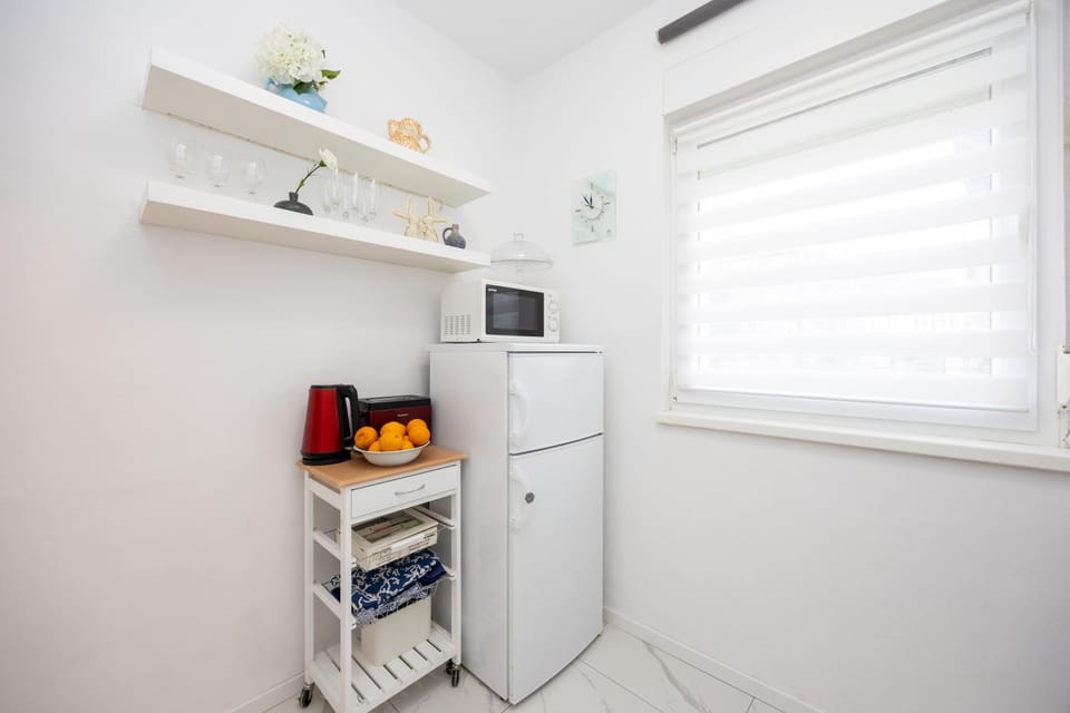 Kitchen or kitchenette, oven