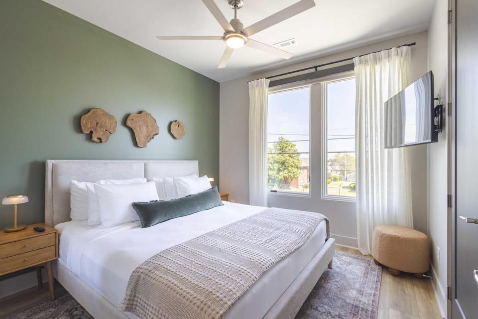 Pool, Hot tub, Sauna & Firepit- 7 Min to Broadway Apartment in East Nashville