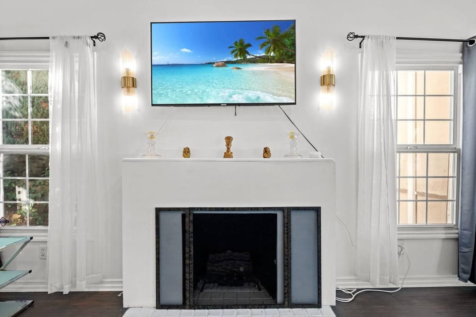 Communal lounge/ TV room, TV and multimedia, fireplace