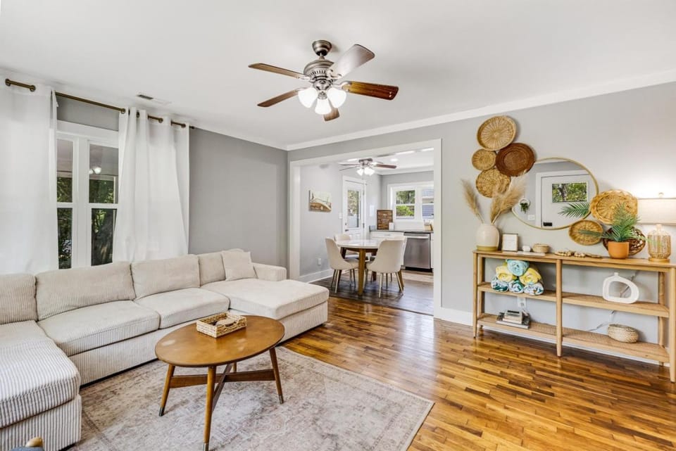 BOHO Beach Home 2 minutes to beach food and fun Apartment in Oak Island