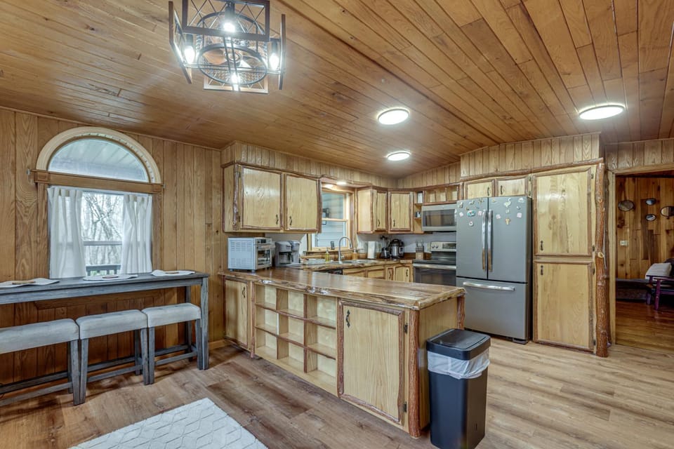 Great for Groups! Spacious Melcroft Home w/ Deck House in Pennsylvania