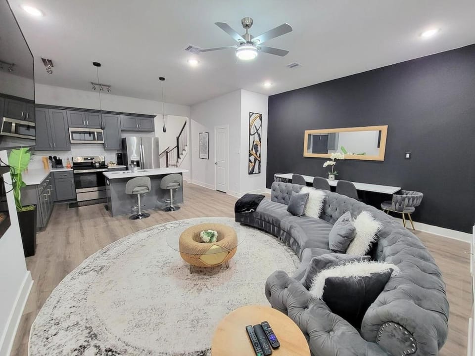 Cozier Zen • NRG, Med Ctr & DTWN • Mini Golf House in Harris County