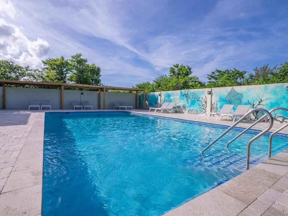 Day, Swimming pool, sunbed